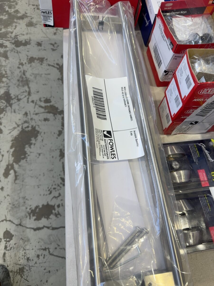 NEW LOCKWOOD 600MM ENTRANCE HANDLE, SOLD AS IS NO WARRANTY