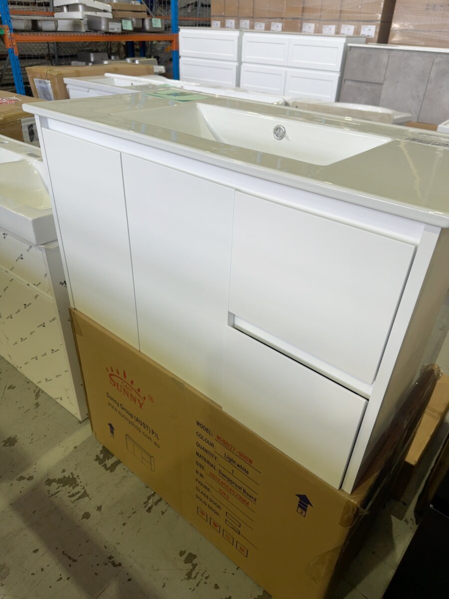 NEW 900MM WALL HUNG WHITE VANITY WITH WHITE CERAMIC TOP, WH8027-900W & UV321-900H