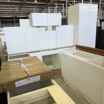 NEW L SHAPE KITCHEN WITH SEPARATE ISLAND BENCH IN HIGH GLOSS WHITE 2 PAC PAINTED FINISH WITH PLAIN PENCIL EDGE DOORS, K5A