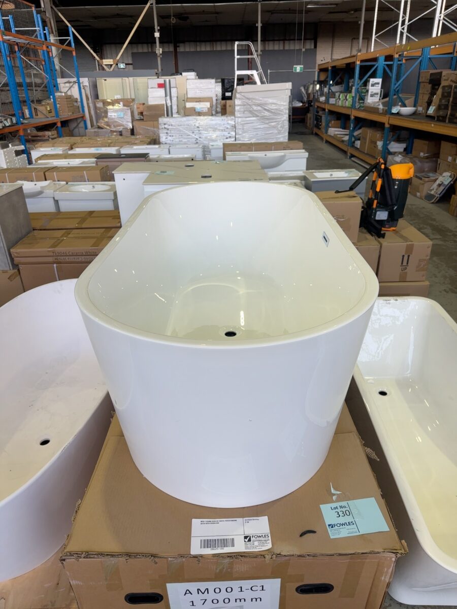 NEW 1700MM ACRYLIC WHITE FREESTANDING BATH WITH OVERFLOW