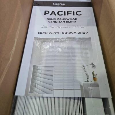 NEW WHITE VENETIAN BLIND 600MM X 2100MM PVC WITH FAUX WOOD FINISH CAN USE IN KITCHENS & BATHROOMS