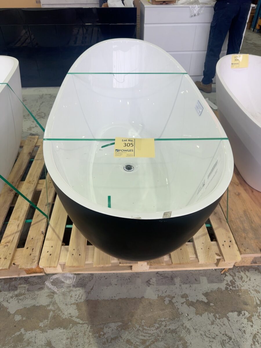 EX SHOWROOM DISPLAY, ECT CURO CURVED 1700MM FREESTANDING BATH, MATTE BLACK EXTERIOR, RRP$1969 SOLD AS IS NO WARRANTY