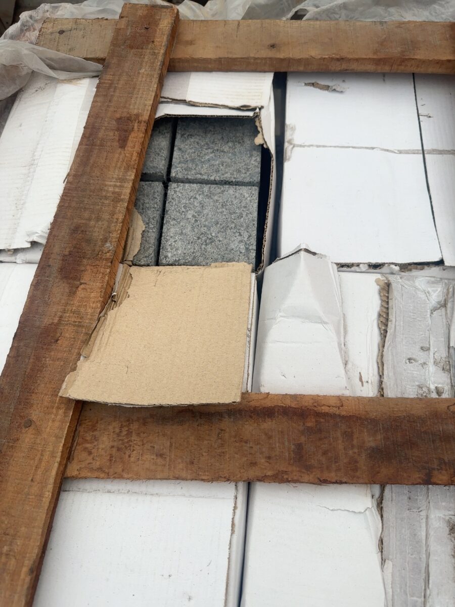 PALLET OF IMPALA GRANITE STIGHT CT COBBLE, 312 X 312 #15