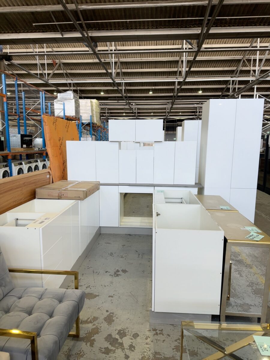 NEW L SHAPE KITCHEN WITH SEPARATE ISLAND BENCH IN HIGH GLOSS WHITE 2 PAC PAINTED FINISH WITH PENCIL EDGE PROFILE DOORS, K5A
