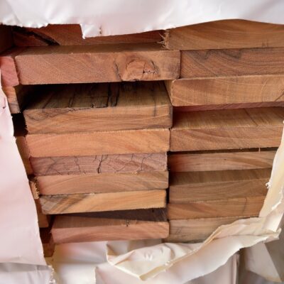 140X25 FEATURE GRADE SPOTTED GUM DECKING- (PACK CONSISTS OF RANDOM SHORT LENGTHS)
