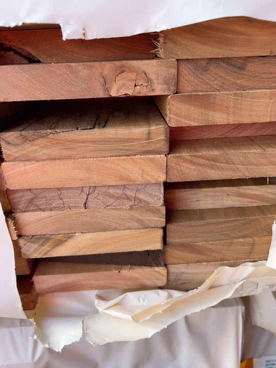 140X25 FEATURE GRADE SPOTTED GUM DECKING- (PACK CONSISTS OF RANDOM SHORT LENGTHS)