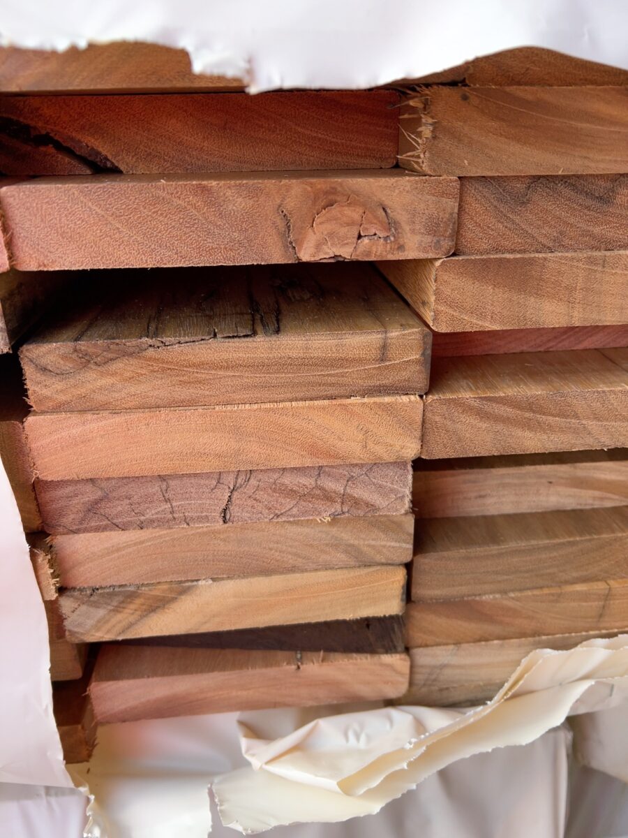 140X25 FEATURE GRADE SPOTTED GUM DECKING- (PACK CONSISTS OF RANDOM SHORT LENGTHS)