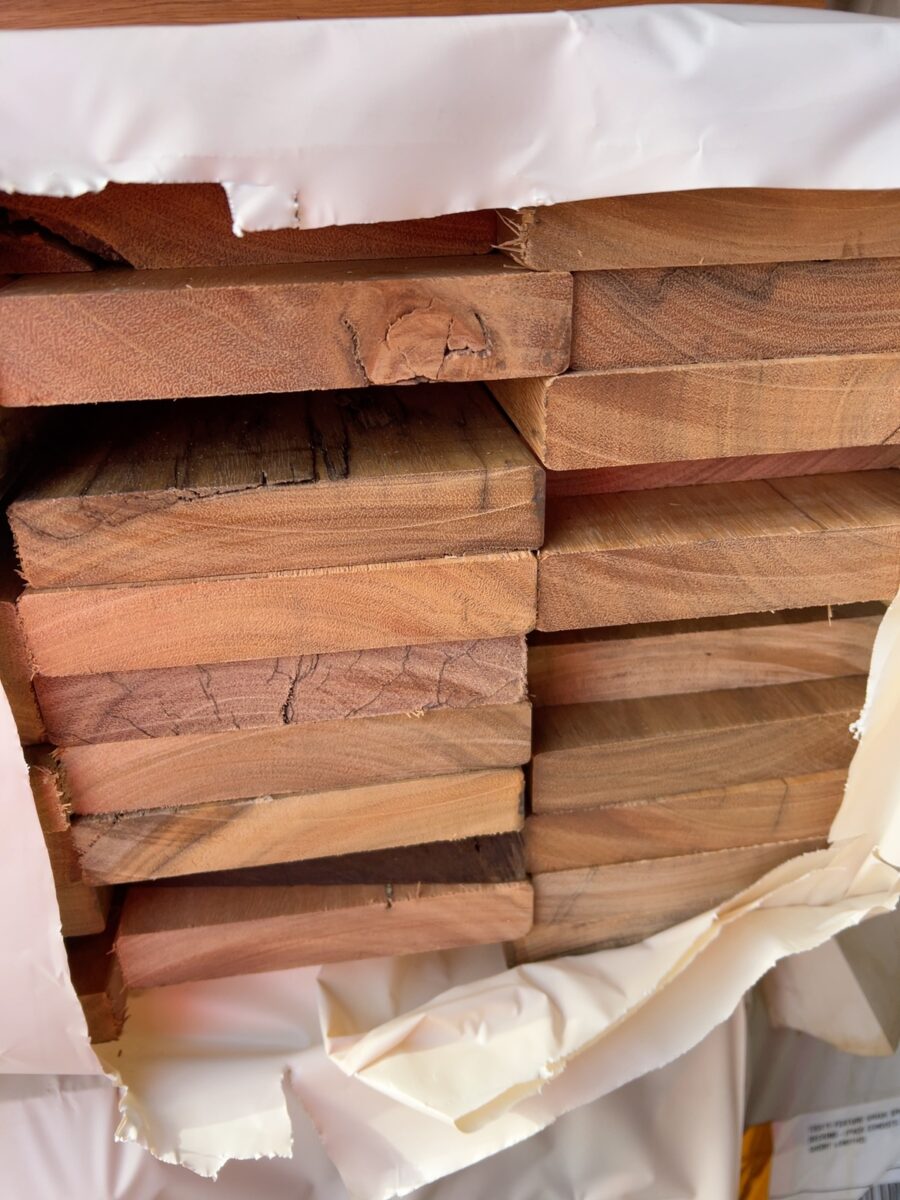 140X25 FEATURE GRADE SPOTTED GUM DECKING- (PACK CONSISTS OF RANDOM SHORT LENGTHS)