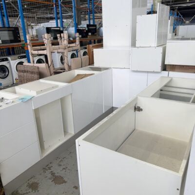NEW L SHAPE KITCHEN WITH SEPARATE ISLAND BENCH IN HIGH GLOSS WHITE 2 PAC PAINTED FINISH WITH PENCIL EDGE PROFILE DOORS, K5A