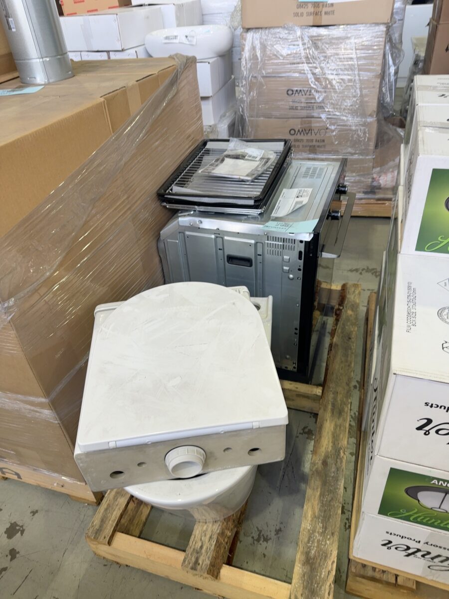PALLET WITH DISPLAY TOILET & DENTED OVEN SOLD AS IS NO WARRANTY
