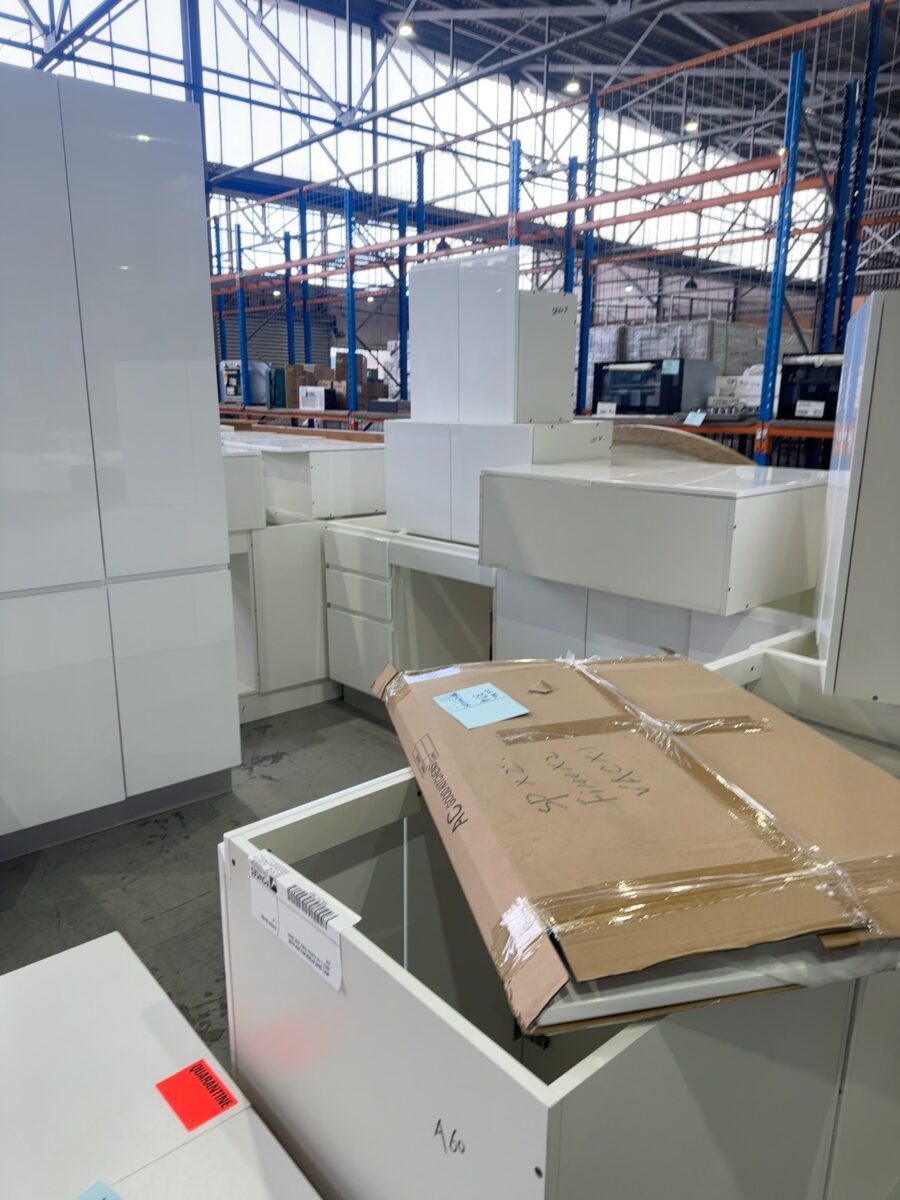 NEW L SHAPE KITCHEN WITH HIGH GLOSS WHITE 2 PAC PAINTED PENCIL EDGE DOORS K5A