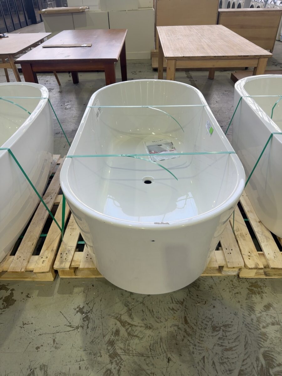 EX DISPLAY FREESTANDING BATH SOLD AS IS SOME MARKS- KENT OVAL 1700MM RRP$1548