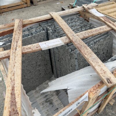PALLET OF BLACK GRANITE EDGING, 26 PIECES 600 X 400 X 30/60 #1