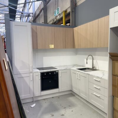 EX DISPLAY L SHAPE KITCHEN WITH LAMINATE BENCH, GREY SQUARE ROUTED PROFILE DOORS, OAK OVERHEADS, WITH 540MM PANTRY AND 800MM FRIDGE SPACE, INCLUDES PULL OUT TAP, SINK, INALTO OVEN & CERAMIC COOKTOP, SOLD AS IS, **BIDDER TO REMOVE** ALL SOLD AS IS NO WARRANTY