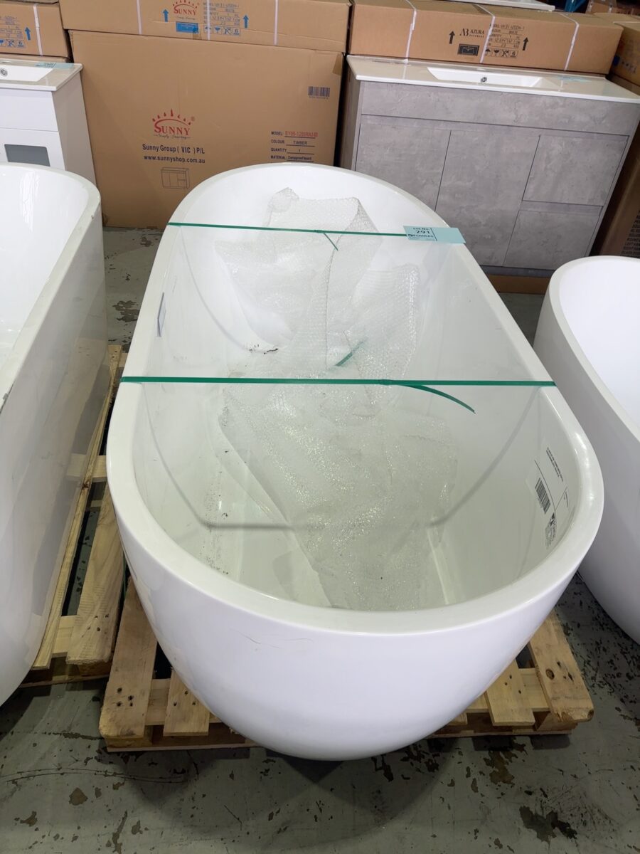 EX DISPLAY KDK 1690MM CURVED ACRYLIC FREESTANDING BATH, SOLD AS IS