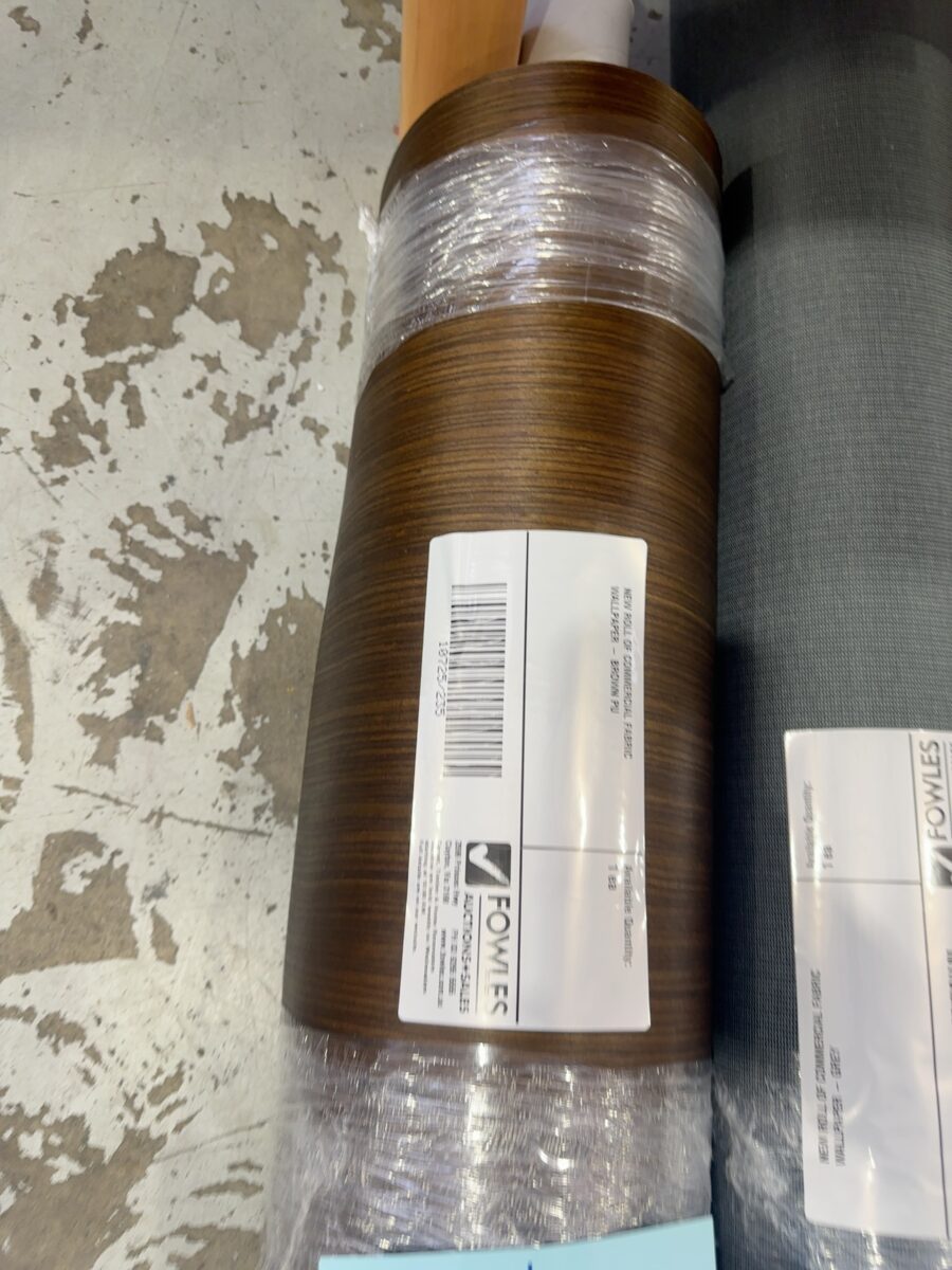 NEW ROLL OF COMMERCIAL FABRIC WALLPAPER - BROWN PU