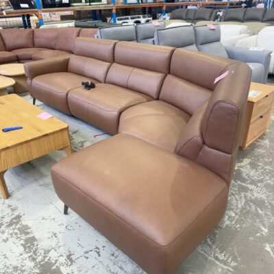 SAMPLE LOUNGE - NEW CILLAN RUSSET LEATHER CORNER LOUNGE WITH RIGHT ARM CHAISE, THE LEFT ARMCHAIR HAS ELECTRIC RECLINER & HEADRESTS, SOLD AS IS