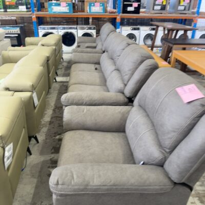 SAMPLE LOUNGE - NEW MUNDO ARTICHOKE MATERIAL LOUNGE SUITE, 3 SEATER COUCH, 2 SEATER COUCH & ARMCHAIR, ALL WITH ELECTRIC RECLINERS & HEADRESTS, SOLD AS IS