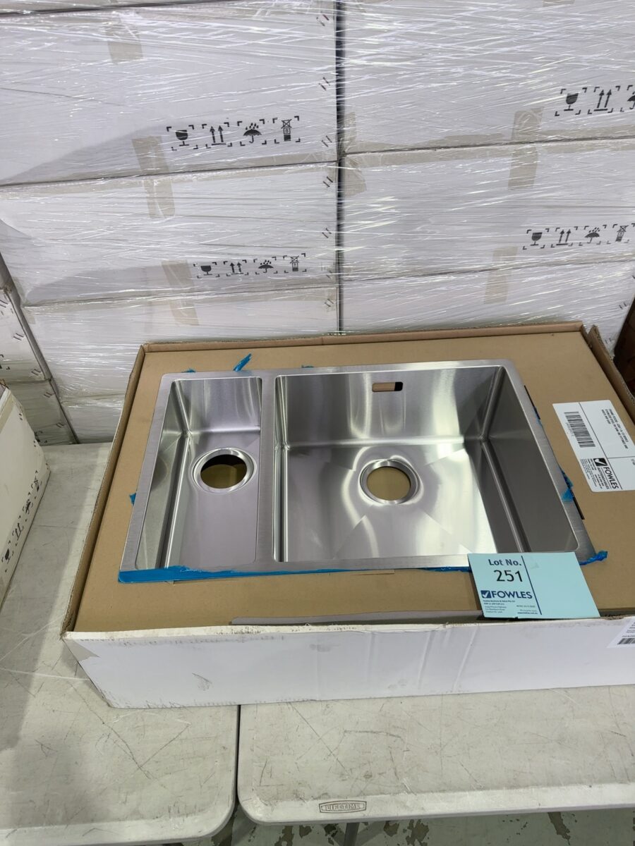 FRANKE PZX260-6304 1 & 1/3 BOWLS STAINLESS STEEL RH SINK INC FITTINGS AND WASTE RRP $499