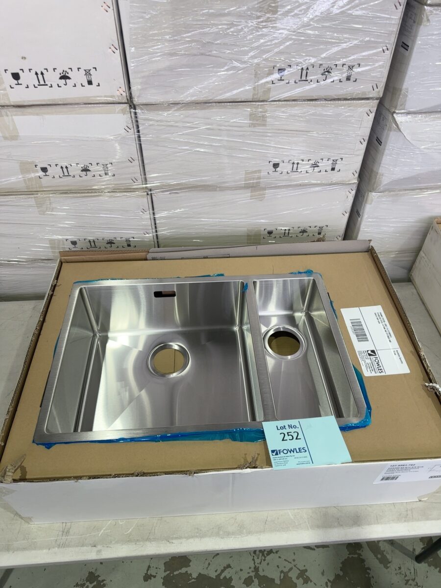 FRANKE PZX260-6303 1 & 1/3 BOWLS STAINLESS STEEL LH SINK INC FITTINGS AND WASTE RRP $499