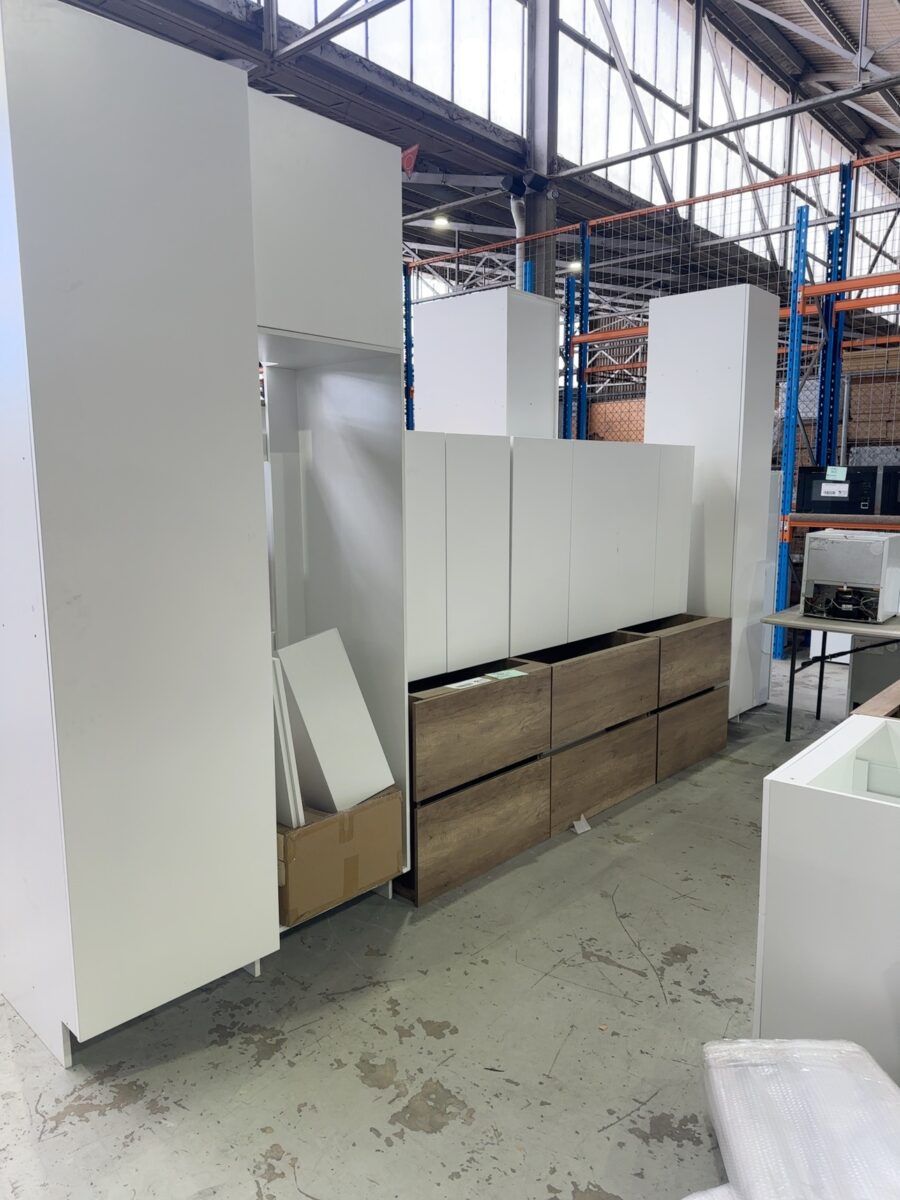 SAMPLE KITCHEN, MATTE WHITE 2 PAC AND OAK LAMINATE - KITCHEN CAN BE SET UP AS REQUIRED, INCLUDES PANTRY WITH PULL OUT DRAWSERS, PANTRY WITH CHROME PULL OUT, LOTS OF DRAWERS SOLD AS IS