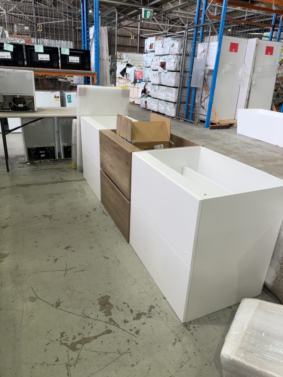 SAMPLE KITCHEN, MATTE WHITE 2 PAC AND OAK LAMINATE - KITCHEN CAN BE SET UP AS REQUIRED, INCLUDES PANTRY WITH PULL OUT DRAWSERS, PANTRY WITH CHROME PULL OUT, LOTS OF DRAWERS SOLD AS IS