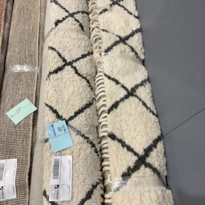 EX STAGING - WHITE & GREY SHAGGY RUG, SOLD AS IS