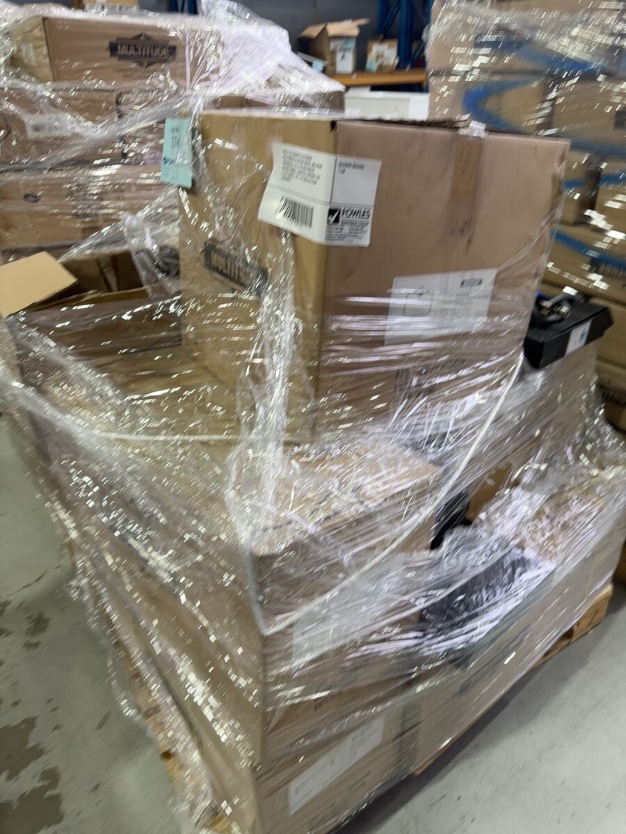 PALLET OF ASSORTED BATHROOM ACCESSORIES IN ANTIQUE BRASS, INCLUDING COMMERCIAL STYLE KITCHEN MIXERS, SHOWER HINGES, ASSORTED TAPWARE, POT FILLER SWIVEL TAPS, ETC SOLD AS IS NO WARRANTY