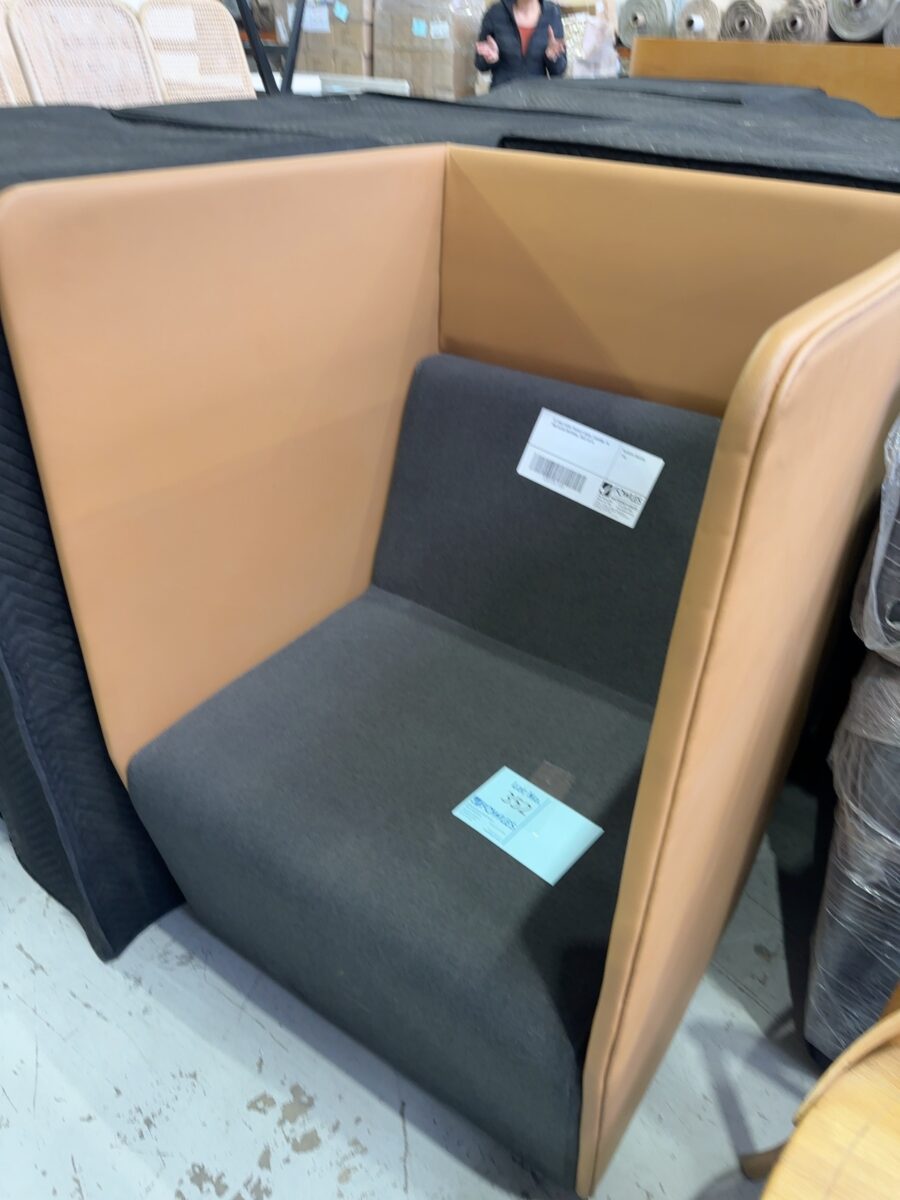 EX HIRE EVENT PRIVACY CHAIR, CARAMEL PU AND BLACK MATERIAL, SOLD AS IS