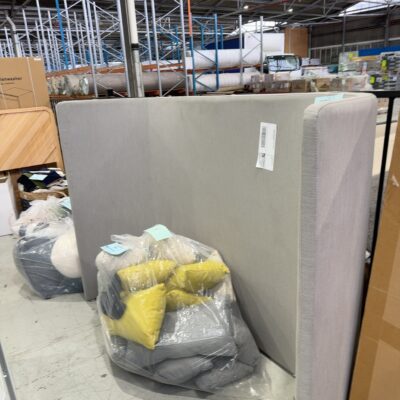 EX HIRE EVENT GREY CURVED PRIVACY SCREEN, SOLD AS IS