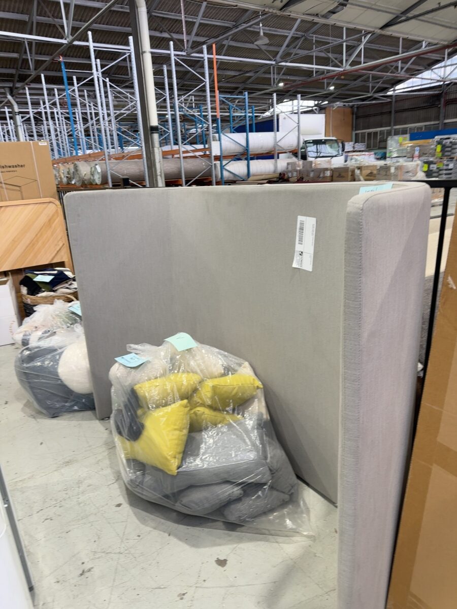 EX HIRE EVENT GREY CURVED PRIVACY SCREEN, SOLD AS IS