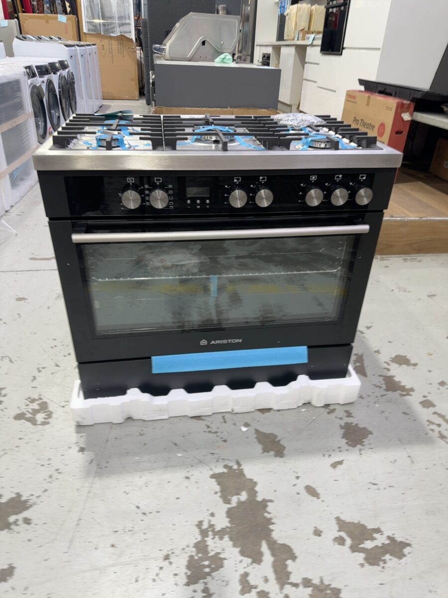 BRAND NEW BOXED ARISTON 900MM DUAL FUEL FREESTANDING OVEN, MODEL CP90510MFBAAUS, BLACK & S/STEEL, 9 COOKING FUNCTION OVEN, WITH 5 GAS BURNER COOKTOP INCLUDING WOK BURNER, WITH 12 MONTH WARRANTY RRP$2699