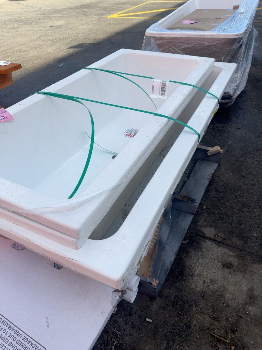 PALLET WITH DECINA SPA BATH AND 2 X DROP IN BATHS, SOLD AS IS