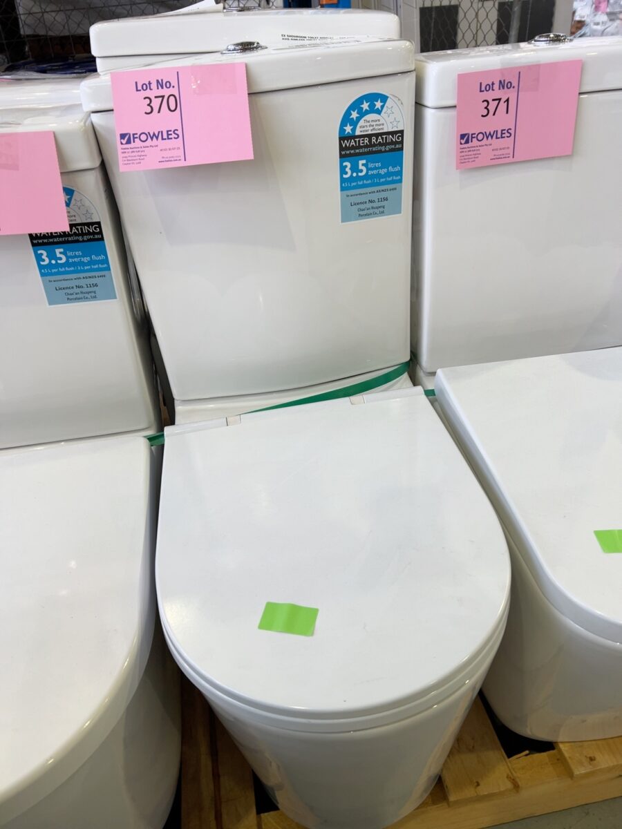 EX SHOWROOM TOILET DISPLAY - KDK 022R AVIS RIMLESS TOILET SUITE, SOLD AS IS