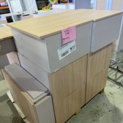 SAMPLE KITCHEN - PALLET OF ASSORTED OAK LAMINATE CABINETS INLUDING DRAWERS ETC