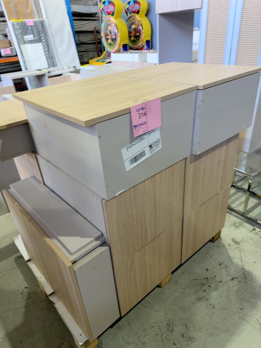SAMPLE KITCHEN - PALLET OF ASSORTED OAK LAMINATE CABINETS INLUDING DRAWERS ETC
