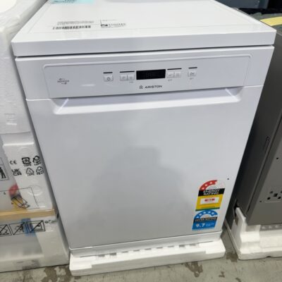 BRAND NEW BOXED ARISTON WHITE DISHWASHER LFO3C22, 14 PLACE SETTING, 9 WASH PROGRAMMES, ADJUSTABLE BASKETS, DYNAMIC INTELLIGENCE TECHNOLOGY, AQUA STOP SYSTEM, WITH 12 MONTH WARRANTY RRP99
