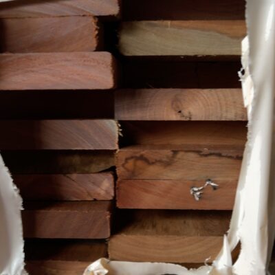 140X25 FEATURE GRADE SPOTTED GUM DECKING- (PACK CONSISTS OF RANDOM SHORT LENGTHS)