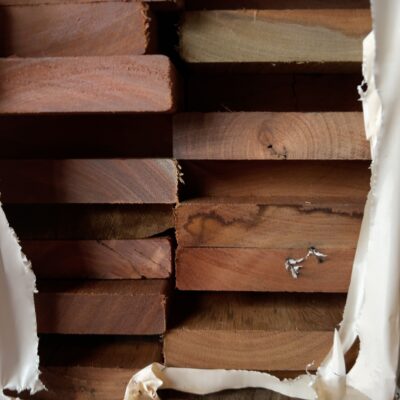 140X25 FEATURE GRADE SPOTTED GUM DECKING- (PACK CONSISTS OF RANDOM SHORT LENGTHS)