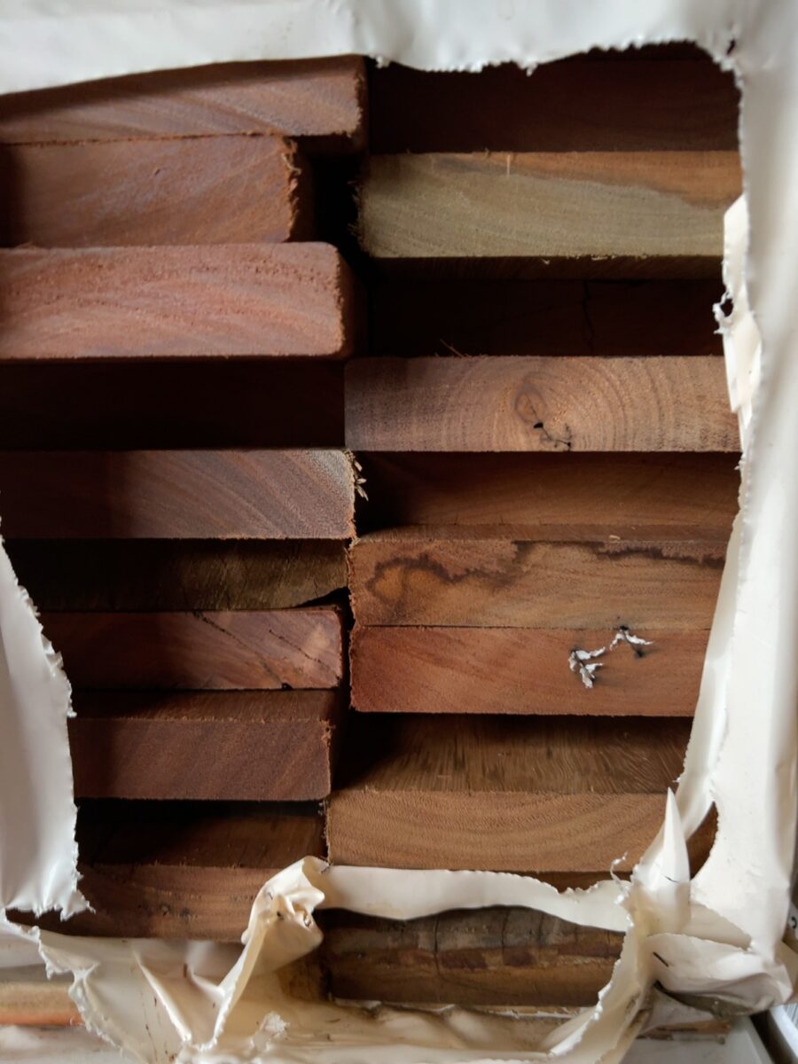 140X25 FEATURE GRADE SPOTTED GUM DECKING- (PACK CONSISTS OF RANDOM SHORT LENGTHS)