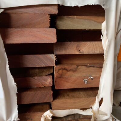 140X25 FEATURE GRADE SPOTTED GUM DECKING- (PACK CONSISTS OF RANDOM SHORT LENGTHS)