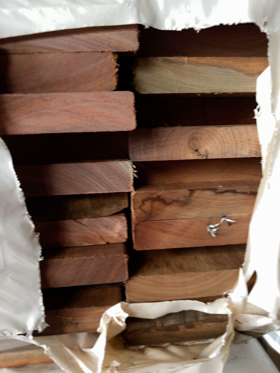 140X25 FEATURE GRADE SPOTTED GUM DECKING- (PACK CONSISTS OF RANDOM SHORT LENGTHS)