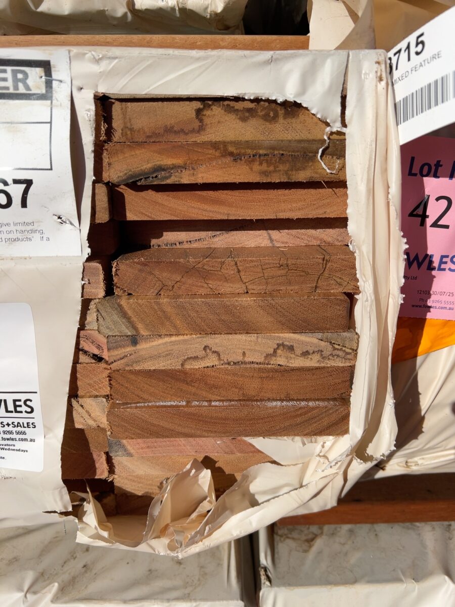 135X19 FEATURE GRADE SPOTTED GUM DECKING- (PACK CONSISTS OF RANDOM SHORT LENGTHS)