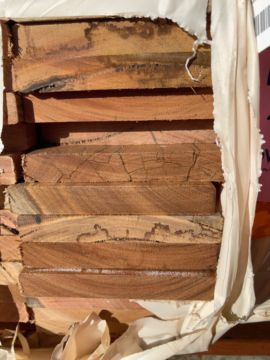 135X19 FEATURE GRADE SPOTTED GUM DECKING- (PACK CONSISTS OF RANDOM SHORT LENGTHS)