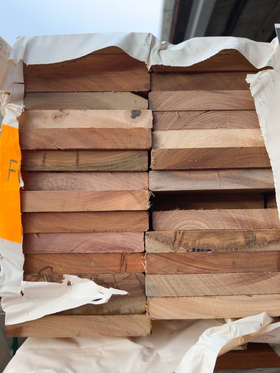 135X19 FEATURE GRADE SPOTTED GUM DECKING- (PACK CONSISTS OF RANDOM SHORT LENGTHS)