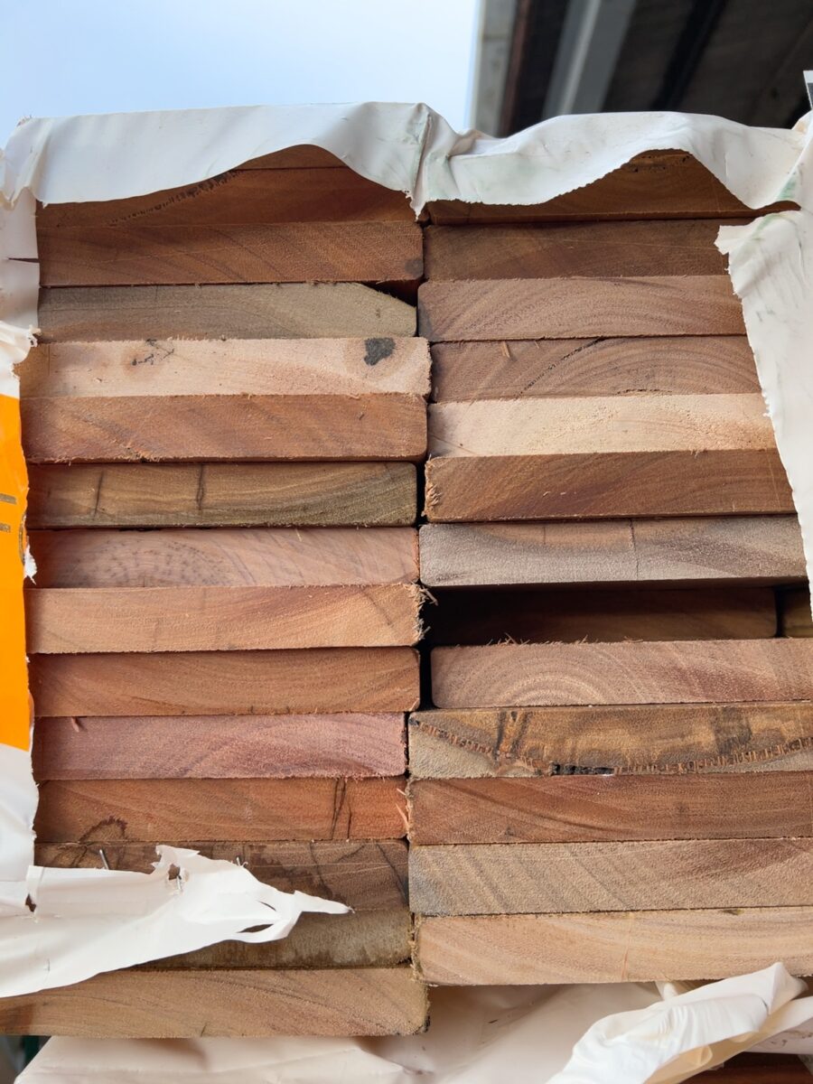 135X19 FEATURE GRADE SPOTTED GUM DECKING- (PACK CONSISTS OF RANDOM SHORT LENGTHS)