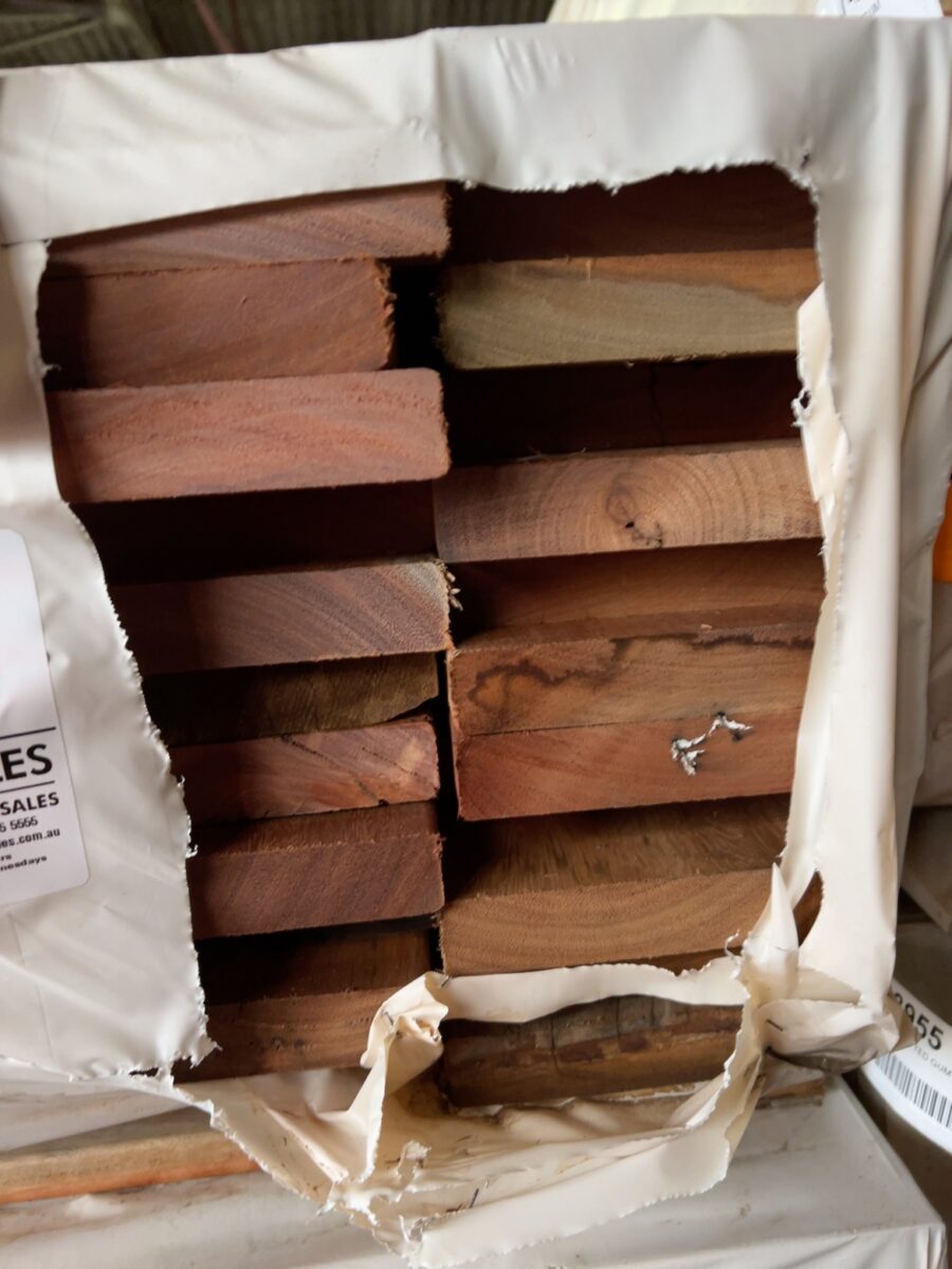 140X25 FEATURE GRADE SPOTTED GUM DECKING- (PACK CONSISTS OF RANDOM SHORT LENGTHS)