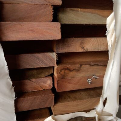 140X25 FEATURE GRADE SPOTTED GUM DECKING- (PACK CONSISTS OF RANDOM SHORT LENGTHS)