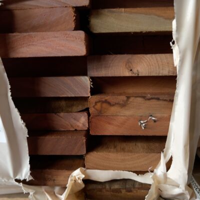 140X25 FEATURE GRADE SPOTTED GUM DECKING- (PACK CONSISTS OF RANDOM SHORT LENGTHS)