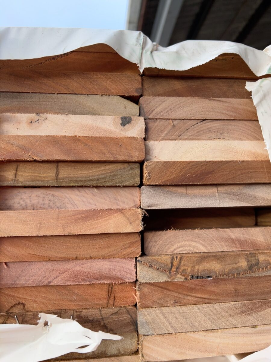 135X19 FEATURE GRADE SPOTTED GUM DECKING- (PACK CONSISTS OF RANDOM SHORT LENGTHS)